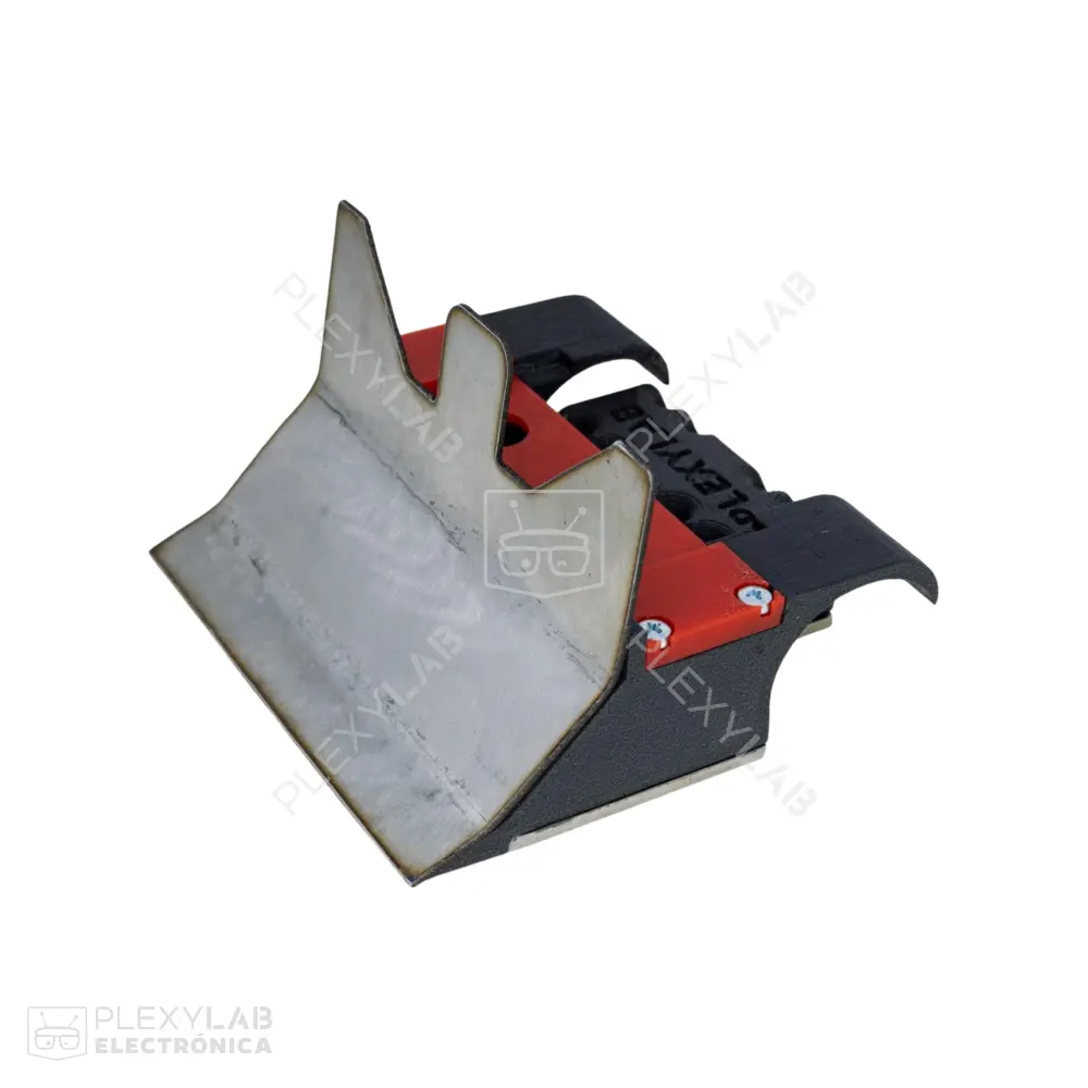 Chasis robot minisumo profesional de 10x10 cm en impresión 3D con cuchilla